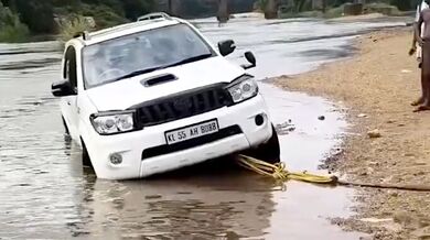 Vytažení auta pomocí slona