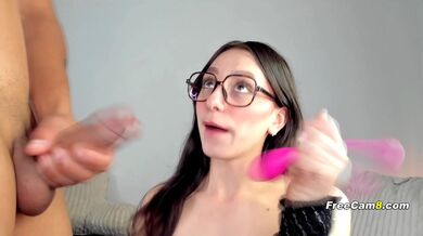 Nerdská dívka na kolenou saje a polyká tlustého ptáka