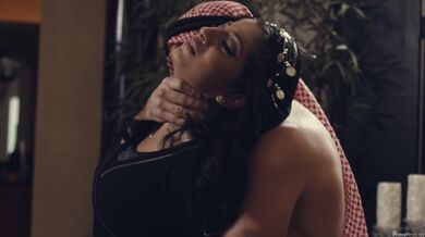 Bohatý Arab má sex s pornoherečkou Nadia Ali