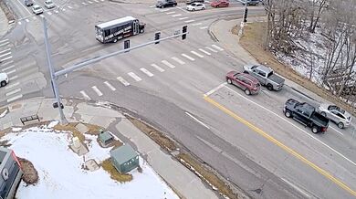 Bezpečnostní kamery zachytily pád dvou vozidel do díry