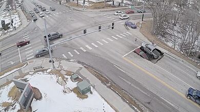 Bezpečnostní kamery zachytily pád dvou vozidel do díry