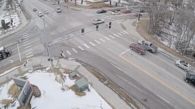 Bezpečnostní kamery zachytily pád dvou vozidel do díry