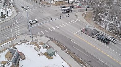 Bezpečnostní kamery zachytily pád dvou vozidel do díry