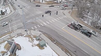 Bezpečnostní kamery zachytily pád dvou vozidel do díry