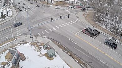 Bezpečnostní kamery zachytily pád dvou vozidel do díry