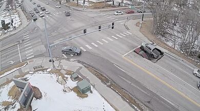 Bezpečnostní kamery zachytily pád dvou vozidel do díry