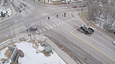 Bezpečnostní kamery zachytily pád dvou vozidel do díry