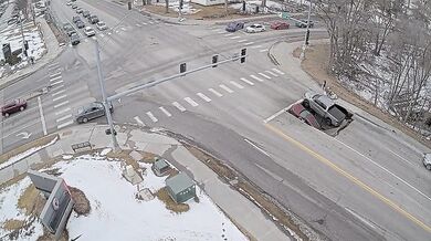 Bezpečnostní kamery zachytily pád dvou vozidel do díry