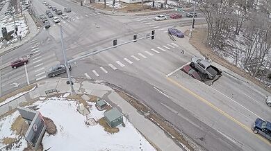 Bezpečnostní kamery zachytily pád dvou vozidel do díry