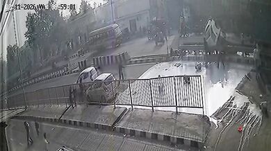 Srážka nákladního vozu a cisterny zaplavila silnici mlékem