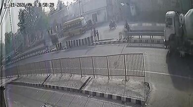 Srážka nákladního vozu a cisterny zaplavila silnici mlékem