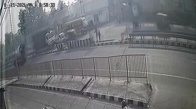 Srážka nákladního vozu a cisterny zaplavila silnici mlékem