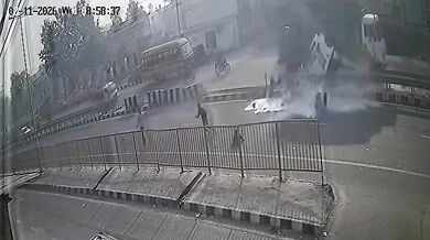 Srážka nákladního vozu a cisterny zaplavila silnici mlékem