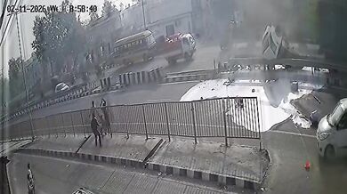 Srážka nákladního vozu a cisterny zaplavila silnici mlékem