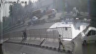 Srážka nákladního vozu a cisterny zaplavila silnici mlékem