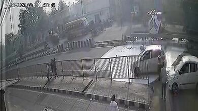 Srážka nákladního vozu a cisterny zaplavila silnici mlékem