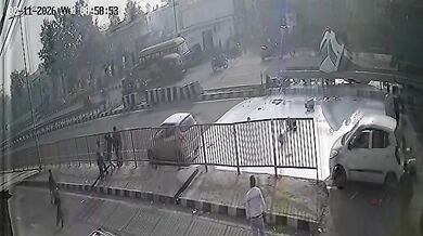 Srážka nákladního vozu a cisterny zaplavila silnici mlékem