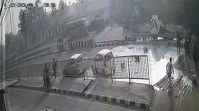 Srážka nákladního vozu a cisterny zaplavila silnici mlékem