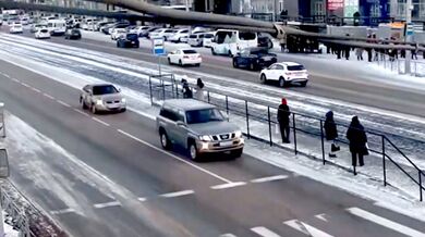 SUV po nárazu skončilo na tramvajovém pásu