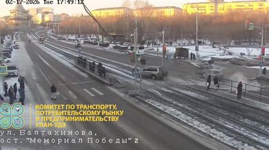 SUV po nárazu skončilo na tramvajovém pásu