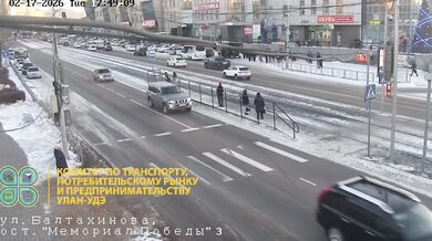 SUV po nárazu skončilo na tramvajovém pásu