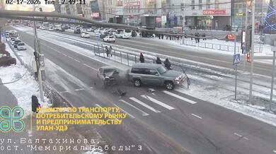 SUV po nárazu skončilo na tramvajovém pásu