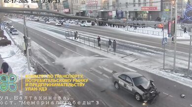 SUV po nárazu skončilo na tramvajovém pásu