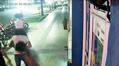 Napadení muže s dítětem v Avellanedě: Útočník s duševní poruchou skončil v péči lékařů