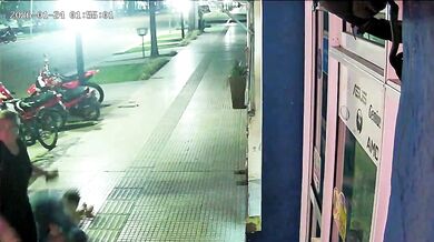 Napadení muže s dítětem v Avellanedě: Útočník s duševní poruchou skončil v péči lékařů