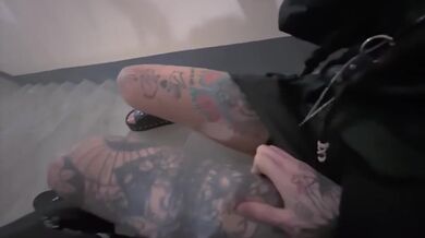 Potetovaná děvka ošukaná na veřejnosti