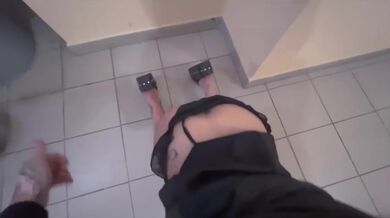 Potetovaná děvka ošukaná na veřejnosti