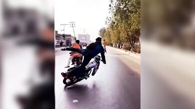 Řetězová nehoda na motorce