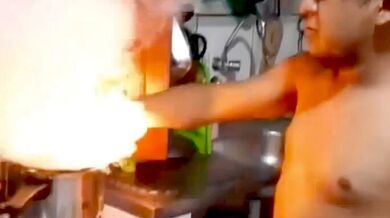 Špatný způsob, jak uhasit požár v kuchyni