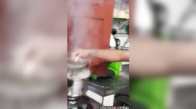 Špatný způsob, jak uhasit požár v kuchyni