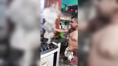 Špatný způsob, jak uhasit požár v kuchyni