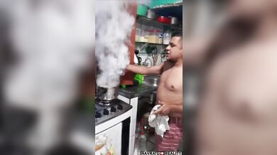 Špatný způsob, jak uhasit požár v kuchyni