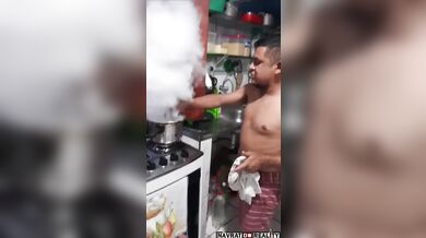 Špatný způsob, jak uhasit požár v kuchyni