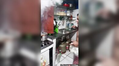 Špatný způsob, jak uhasit požár v kuchyni