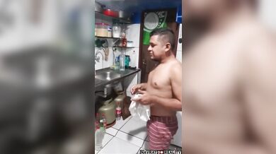 Špatný způsob, jak uhasit požár v kuchyni