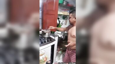 Špatný způsob, jak uhasit požár v kuchyni