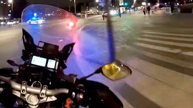 Noční honička v Paříži: Policista na motorce dopadl ujíždějícího řidiče