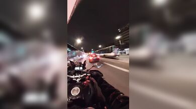 Noční honička v Paříži: Policista na motorce dopadl ujíždějícího řidiče