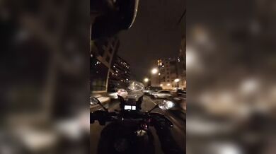 Noční honička v Paříži: Policista na motorce dopadl ujíždějícího řidiče