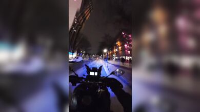 Noční honička v Paříži: Policista na motorce dopadl ujíždějícího řidiče