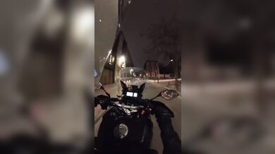 Noční honička v Paříži: Policista na motorce dopadl ujíždějícího řidiče