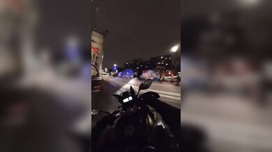 Noční honička v Paříži: Policista na motorce dopadl ujíždějícího řidiče