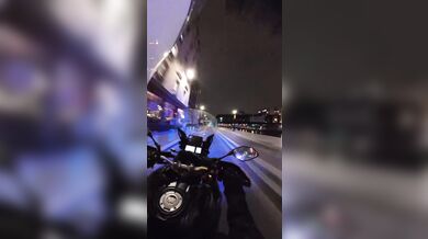 Noční honička v Paříži: Policista na motorce dopadl ujíždějícího řidiče