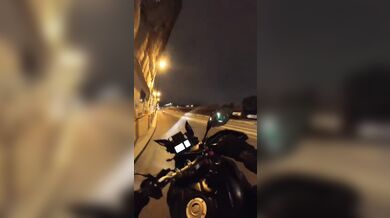 Noční honička v Paříži: Policista na motorce dopadl ujíždějícího řidiče