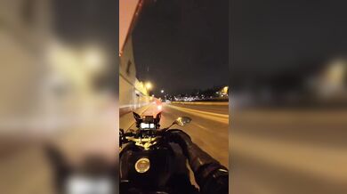 Noční honička v Paříži: Policista na motorce dopadl ujíždějícího řidiče