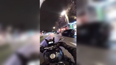 Noční honička v Paříži: Policista na motorce dopadl ujíždějícího řidiče